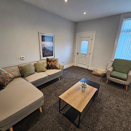 Hillsome Hosting Manchester デントン エクステリア 写真