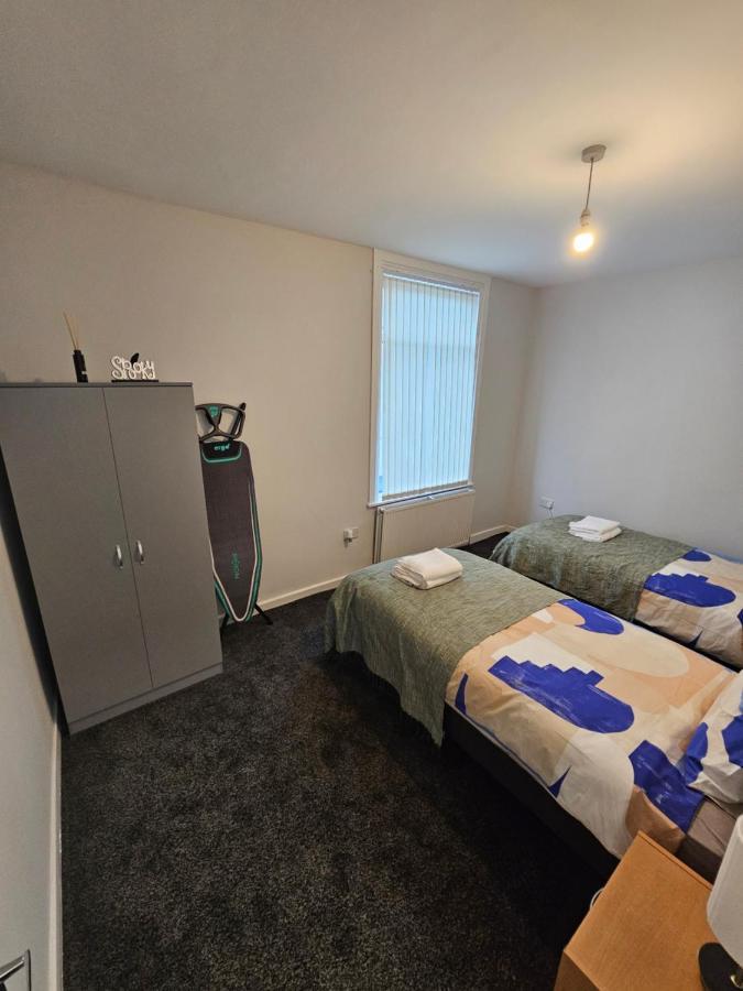 Hillsome Hosting Manchester デントン エクステリア 写真