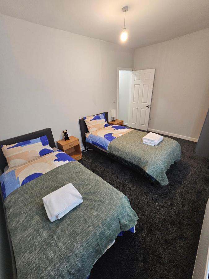 Hillsome Hosting Manchester デントン エクステリア 写真