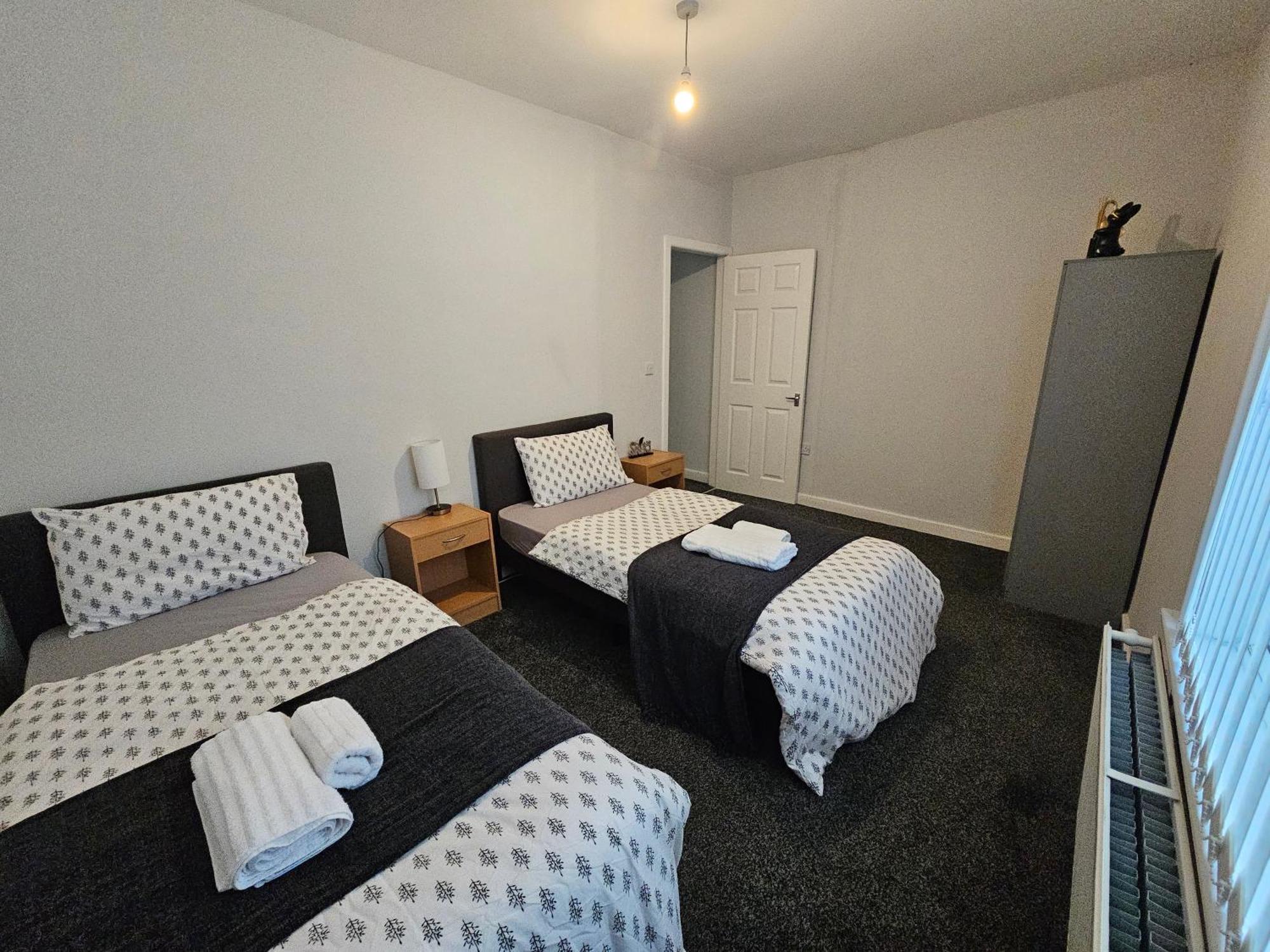 Hillsome Hosting Manchester デントン エクステリア 写真