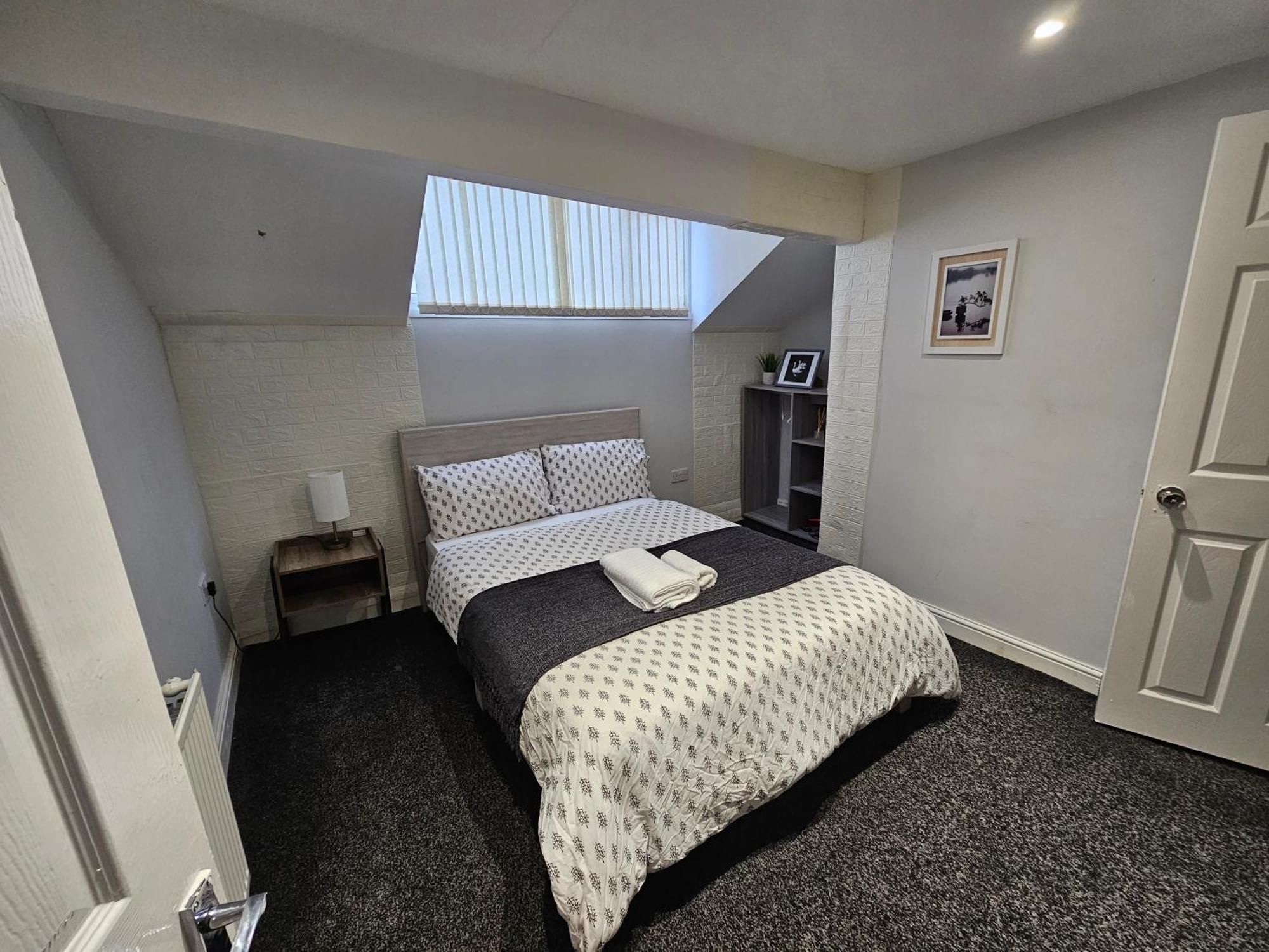 Hillsome Hosting Manchester デントン エクステリア 写真